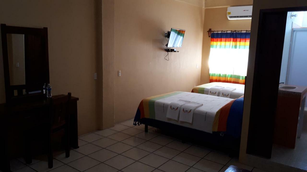 Hotel Alebrijes San Pedro Pochutla Buitenkant foto