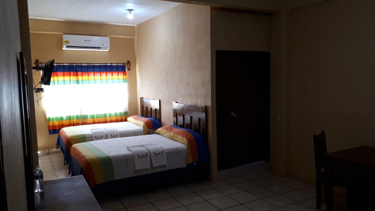 Hotel Alebrijes San Pedro Pochutla Buitenkant foto