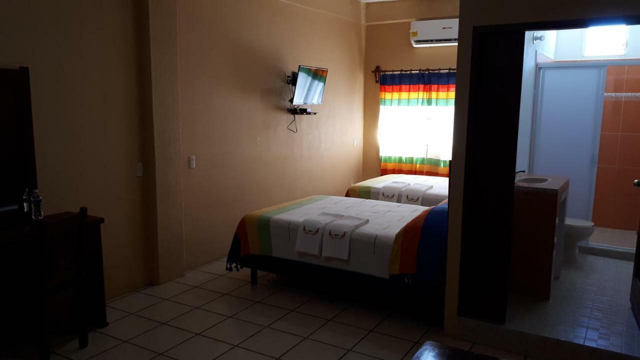 Hotel Alebrijes San Pedro Pochutla Buitenkant foto