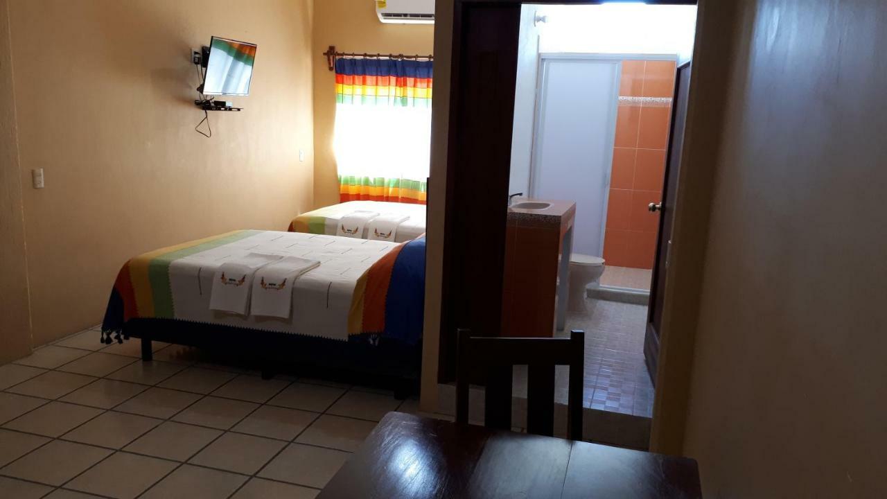 Hotel Alebrijes San Pedro Pochutla Buitenkant foto