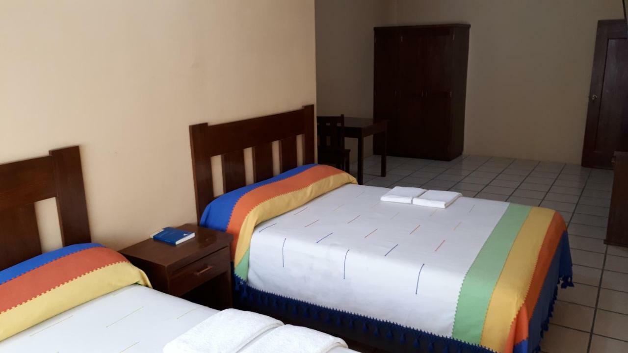Hotel Alebrijes San Pedro Pochutla Buitenkant foto