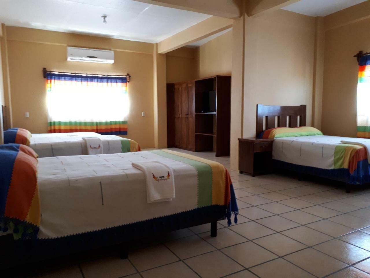 Hotel Alebrijes San Pedro Pochutla Buitenkant foto
