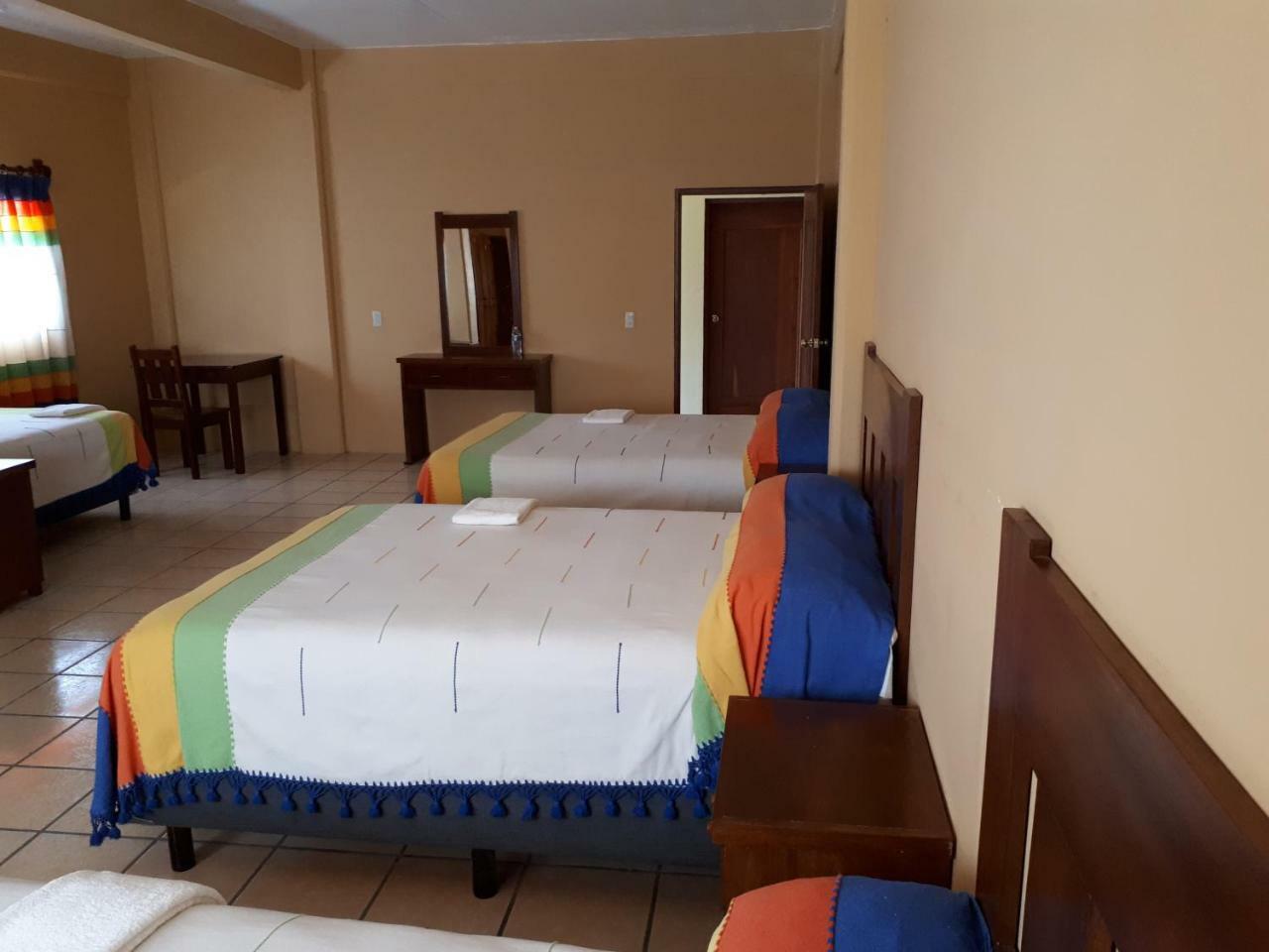 Hotel Alebrijes San Pedro Pochutla Buitenkant foto
