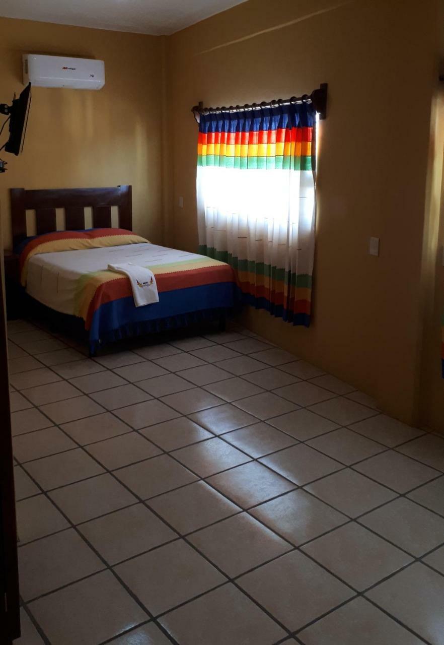 Hotel Alebrijes San Pedro Pochutla Buitenkant foto