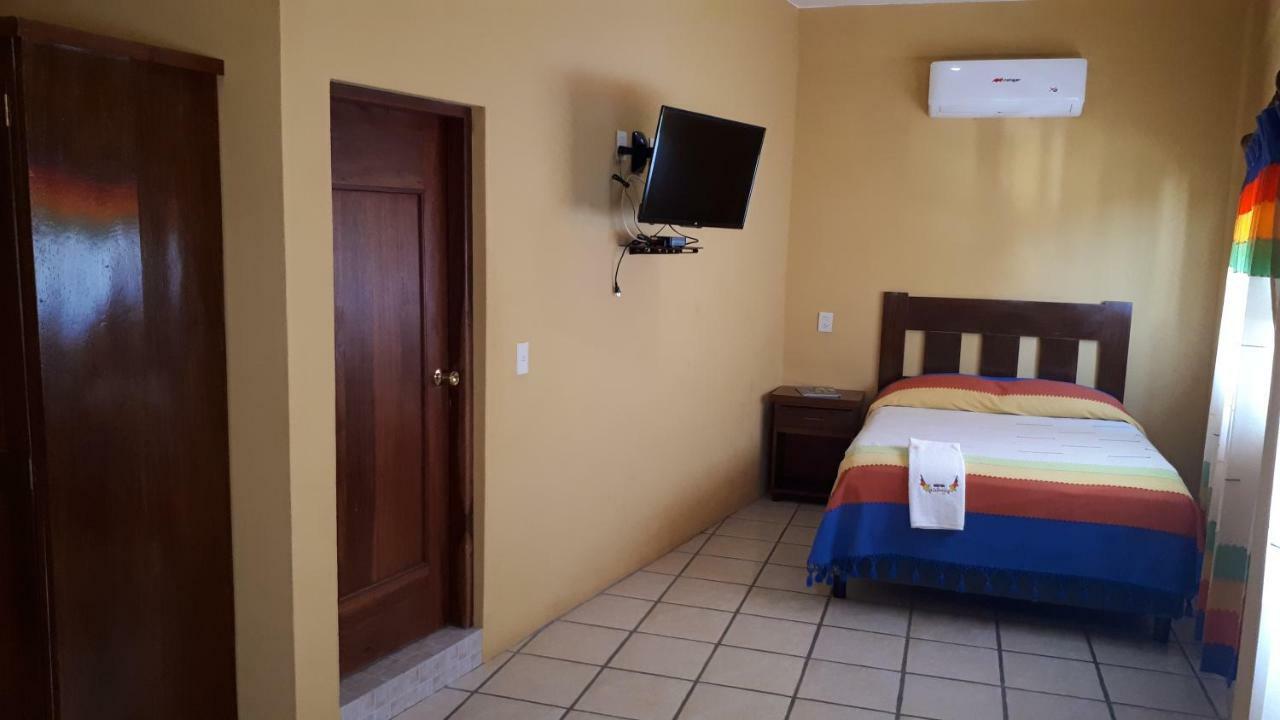 Hotel Alebrijes San Pedro Pochutla Buitenkant foto