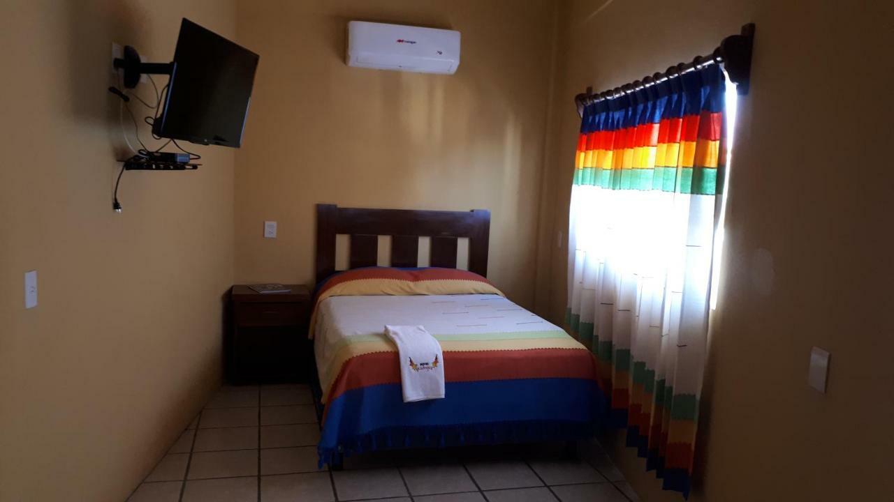 Hotel Alebrijes San Pedro Pochutla Buitenkant foto