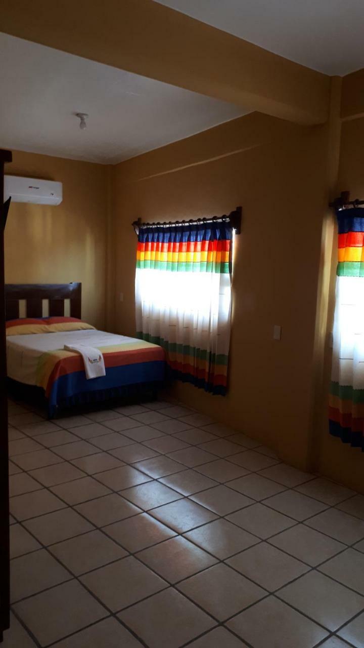Hotel Alebrijes San Pedro Pochutla Buitenkant foto